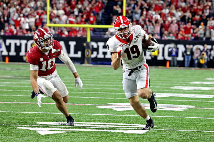 Jan 10, 2022; Indianapolis, IN, USA; Georgia Bulldogs tight end Brock Bowers (19) runs for a touchdown during the second half against Alabama Crimson Tide linebacker Henry To'oTo'o (10) in the 2022 CFP college football national championship game at Lucas Oil Stadium.